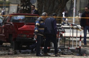 أصيب أربعة مصريين في انفجار قنبلة بقسم شرطة بمحافظة الإسكندرية شمال القاهرة