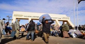 الرعايا المصريين المغادرين ليبيا يطلبون من زملائهم عدم العودة إلى مصر