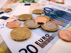 اليورو عند مستويات قياسية أمام الدولار منذ 12 عاما