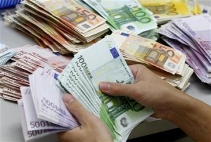 اليورو يرتفع أمام الدولار للمرة الأولى في أسبوعين