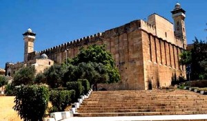 سلطات الاحتلال الإسرائيلي تمنع رفع الآذان بالمسجد الإبراهيمي بالخليل