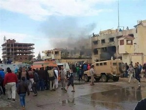 مقتل ضابط شرطة ومدنيين وإصابة 30 في انفجار بمدينة العريش المصرية