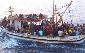 مهاجرون غير نظاميين يؤكدون ان رؤوس أموال خليجية من السعودية والامارات وراء تدفق الهجرة الى أوروبا عبر السواحل الليبية