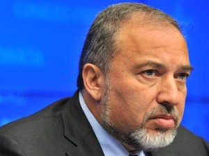 وزير الخارجية الاسرائيلي يعلن الاستقالة وعدم الانضمام للائتلاف الحكومي الجديد
