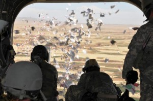 الطيران العراقي يلقي منشورات تطالب سكان الموصل بمساعدة الجيش ضد الارهابيين