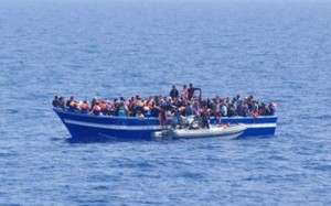 خفر السواحل الإيطالي إنقاذ مهاجرين غير شرعيين قبالة السواحل الليبية .