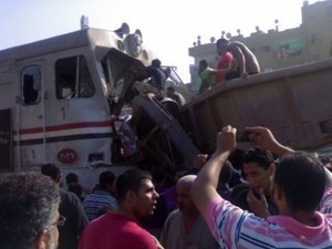 مقتل 7 اشخاص واصابة 24 اخرين فى تصادم قطار وحافلة مدرسية بمصر