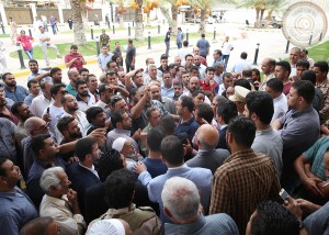 رئيس الوزراء بحكومة الإنقاذ الوطني يلتقي بالمعتصمين أمام ديوان رئاسة الوزراء 0