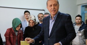 اردوغان يدلي بصوته في الانتخابات البرلمانية التركية المبكرة