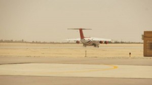 وصول ضباط بريطانيين لمطار حقل النافورة النفطي شمال جالو