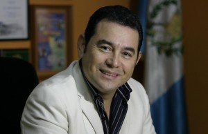 رئيس غواتيمالا يتبرع بـ 50% من راتبه للمحتاجين