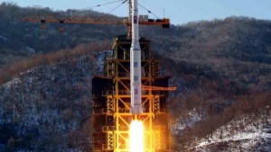 كوريا الشمالية تطلق صاروخا بعيد المدى يحمل قمرا صناعيا