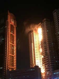 حريق هائل يلتهم برجا سكنيا بإمارة عجمان بدولة الإمارات العربية المتحدة
