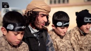 داعش يستخدم طفلة لإعدام 5 نساء