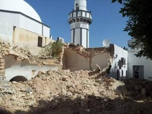 مجموعة مسلحة تهدم ضريح رمضان ميزران القديم وسط طرابلس