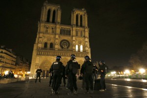 مسلح يقتل شرطيا ويحتجز رهائن قرب باريس