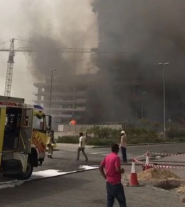 حريق هائل في أحد أبراج دبي في منطقة جميرا